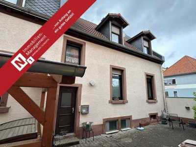 Ein Katzensprung bis zur Altstadt - Vermietetes Zweifamilienhaus mit Ausbaureserve im Dachboden