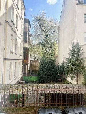 *Gepflegter, individueller 3 ZKB Altbau in zentraler Lage*