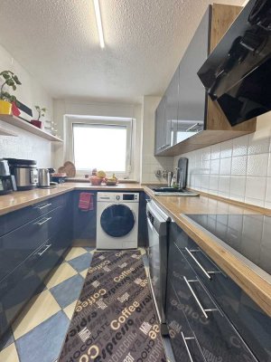 Helle 3,5-Zimmer-Wohnung mit Balkon und tollem Ausblick in die Pfalz inkl. Stellplatz und Keller