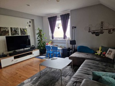Stilvolle, modernisierte 3,5-Zimmer-Wohnung mit Balkon und EBK