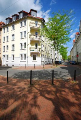 moderne und geräumige helle 2 Zimmer Wohnung mit Balkon und Tageslichtbad in saniertem Altbau
