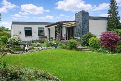 Sehr gepflegt: Eck-Bungalow in Süd-West-Lage mit Sauna, großem Grundstück und toller Gartenanlage