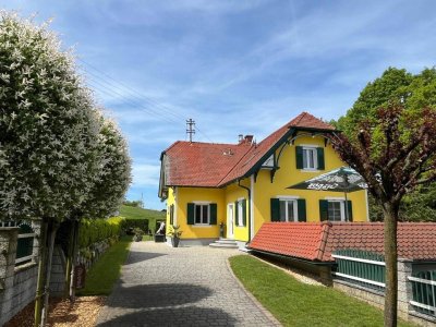 Äußerst gepflegtes Wohnhaus in erhöhter ländlicher Lage mit angebauter Doppelgarage
