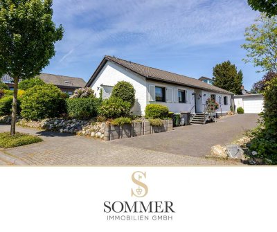 Lichtdurchfluteter Bungalow mit viel Platz, großem Garten und Privatsphäre.
