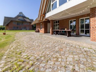 Reetdachhaus mit Charakter -                        modernes Wohnen in malerischer Umgebung