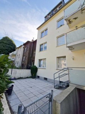 Erdgeschosswohnung mit Terrasse, Balkon und zwei Garagen in ruhiger Einbahnstraße.