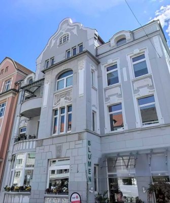 Helle sanierte große 4,5 Zimmer Altbauwohnung mit zwei Balkonen