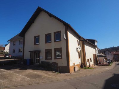 EHEMALIGES BAUERNHAUS MIT SCHEUNE UND SEPARATEM GRUNDSTÜCK