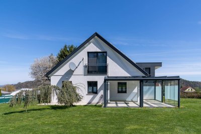 Ein Zuhause, das jeden Tag besonders macht: Modernes Familienhaus in Arnfels, eingebettet in die Hügellandschaft der Südsteiermark mit Blick auf das Schloss und viel Raum zum Leben