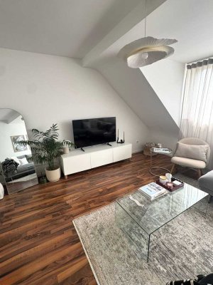 Helle 2-Zimmer-Dachgeschosswohnung mit Einbauküche in Köln-Weiden