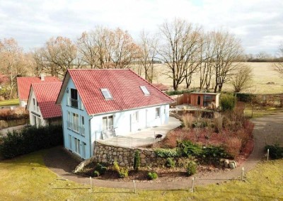 Grosses helles Ferienhaus mit Bootssteg