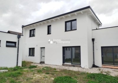 Moderne Doppelhaushälfte in Sigleß: Erstbezug mit Garten und Garage