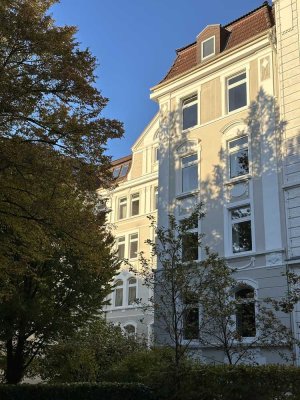 Geschmackvolle, umfassend. renovierte 2-Zimmer-Wohnung mit geh. Innenausstattung mit Balkon und EBK