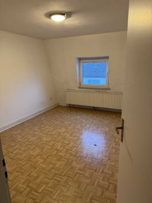 Geräumige 4-Zimmer-Wohnung mit ca. 90 m² in ruhiger Lage zu vermieten