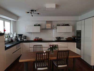 Exklusive, neuwertige 4-Zimmer-EG-Wohnung mit Einbauküche in Maintal von Privat