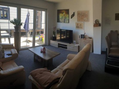 4-Zimmer-Erdgeschosswohnung in einem Einfamilienhaus mit zwei Wohneinheiten mit Garten und EBK