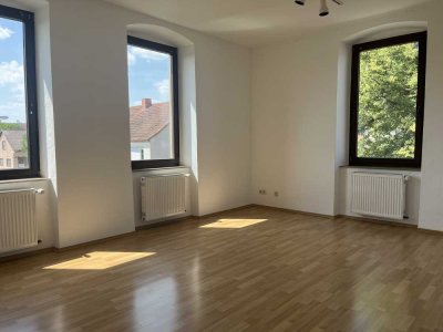 Lichtdurchflutete 4 ZKB Wohnung, Gäste-WC, HWR, Garage und Garten