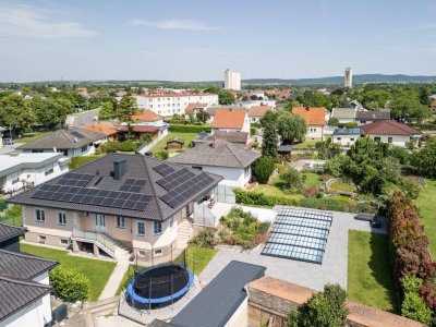 Platz für die ganze Familie – Photovoltaikanlage mit 21,12 kWp - mit Pool, Fußballplatz &amp; Wohnkomfort auf allen Ebenen