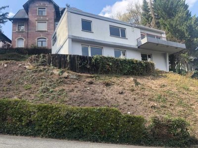 Zeitloser Flachdach-Bungalow in bester Citylage - sanierungsbedürftig