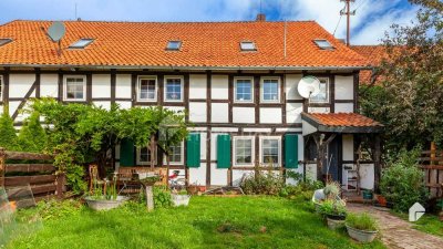 Lehma-Fachwerkhaus mit sonnigem Garten, Terrassen und Vollkeller in schöner Lage