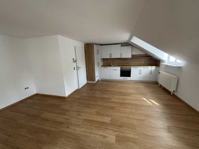 Erstbezug nach Sanierung mit EBK: Stilvolle 2-Raum-Dachgeschosswohnung mit geh. Innenausstattung
