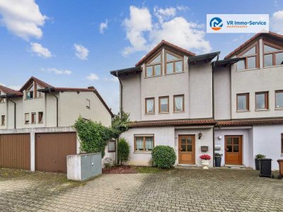 Familienglück im Split- Level – großzügiges Reihenhaus mit Charme & Wintergarten
