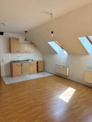 Lichtdurchflutetes Singleapartment inkl. Einbauküche & Stellplatz