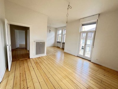 Erstbezug nach Sanierung: Altbau 3-Zimmer-Wohnung mit Balkon & EBK
