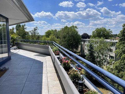 Über den Dächern von Zehlendorf: Lichtdurchflutete DG-Oase mit traumhafter Dachterrasse