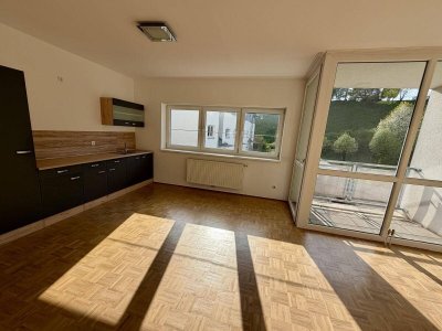 EINZIMMERWOHNUNG MIT LOGGIA UND TIEFGARAGENPLATZ in NEUZEUG!