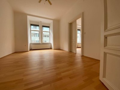 Mitten im Zentrum!Großzügige, sanierte Altbauwohnung mit Einbauküche!WG-geeignet!