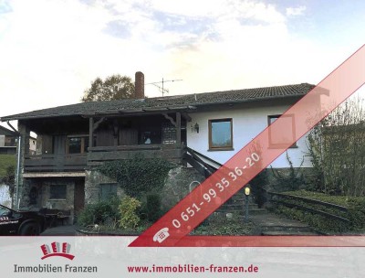 Hetzerath: frei stehendes, ehemaliges Winzerhaus mit 5 Zimmern, großem Garten & 3 Garagen – Perfekt