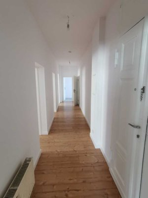 zentral gelegene, frisch renovierte & großzügig geschnittene 4-Raumwohnung in zentraler Altstadtlage