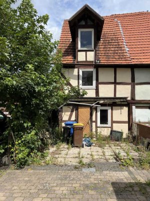 Stark sanierungsbedürftiges Fachwerkhaus in der Stadtmitte