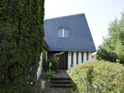 Großzügiges Wohnen in markanter Architektur! Ehemaliges Pfarrhaus mit Garten und Garage!