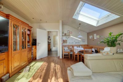 Naturnah und dennoch zentral – ruhige DG-Wohnung mit Gartenanteil in einem Zweifamilienhaus