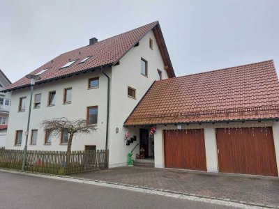 Ruhig  gelegene 2-Zimmer-Wohnung (1. OG) mit Balkon und Garage in Graben
