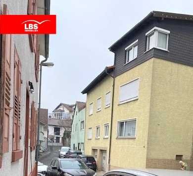 Mehrfamilienhaus, bestehend aus 3 Eigentumswohnungen
in zentraler aber ruhiger Anliegerstraße