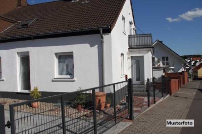 Einfamilien-Reihenmittelhaus mit Nebengebäude