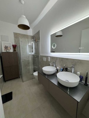 Lichtdurchflutete 3-Zimmer-DG-Wohnung mit großer Dachterrasse, Aufzug und hochwertiger Einbauküche