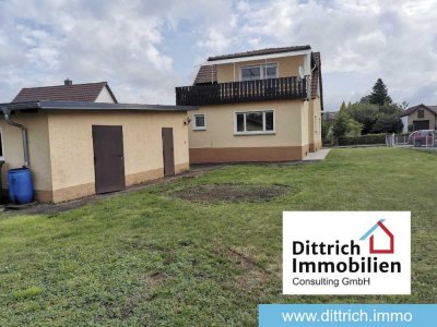 Freistehendes Einfamilienhaus mit großem Grundstück und zwei Garagen in ruhiger Lage
