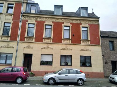Unrenovierte 3-Zimmer EG-Wohnung im ruhigen 3- Familienhaus zu vermieten