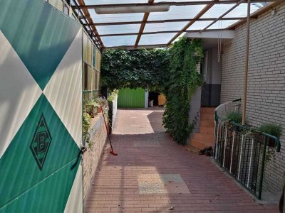 Ein Schmuckstück: Gepflegte DHH mit großer Garage in zentraler und ruhiger Lage von Neersen