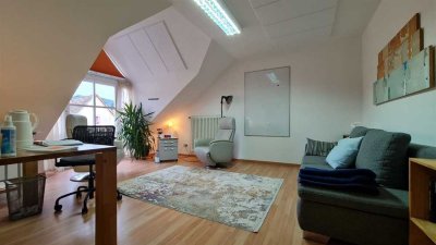 Helle 4-Zimmer-Dachgeschosswohnung mit 3 Balkonen, Aufzug & Stellplatz in Gaggenau-Hörden