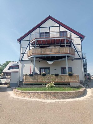 Attraktive 5-Zimmer-Maisonette-Wohnung mit gehobener Innenausstattung mit 2 Terrassen in Lichtenau