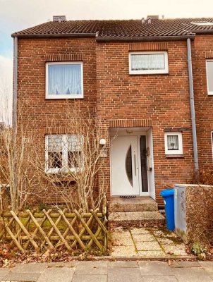 Seltene Gelegenheit: Reihenendhaus mit großem Grundstück, Keller, Stellplatz plus Kaminofen im WZ