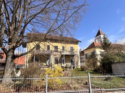 Charmante, freie Denkmal-2,5-Zi.-ETW mit Balkon und Garten in Alteglofsheim, direkt am Schloss