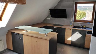 2,5-Raum-Maisonette-Wohnung mit gehobener Innenausstattung mit Balkon und EBK in Ellhofen
