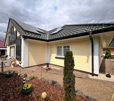 ** Tolles Einfamilienhaus mit Schwimmbad! Geringe Energiekosten durch Solarthermie und PV-Anlage **