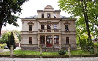 Architektonische Perle: Villa mit drei Wohnungen auf großem Gartengrundstück zu verkaufen!